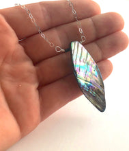 Load image into Gallery viewer, Shell Pendant Necklace
