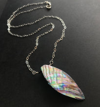 Load image into Gallery viewer, Shell Pendant Necklace
