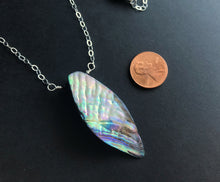 Load image into Gallery viewer, Shell Pendant Necklace
